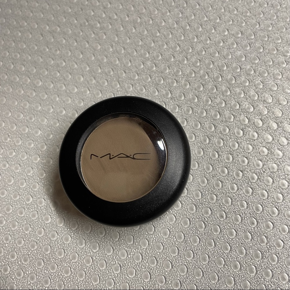 M.A.C eyeshadow in Omega